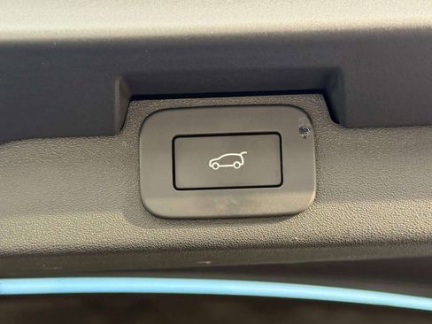 Used 2025 Land Rover Discovery S image 24