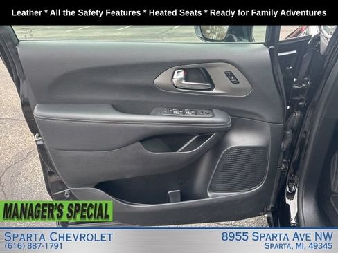 Used 2025 Chrysler Pacifica Select FWD image 9