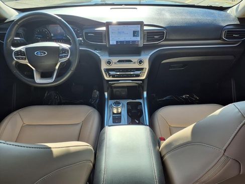 Certified 2022 Ford Explorer XLT w/ Equipment Group 202A image 3