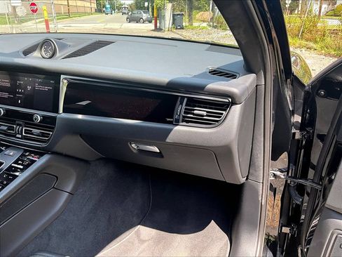 Certified 2023 Porsche Macan AWD/4WD image 19