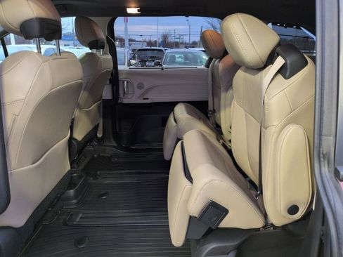 Used 2024 Toyota Sienna Limited image 25