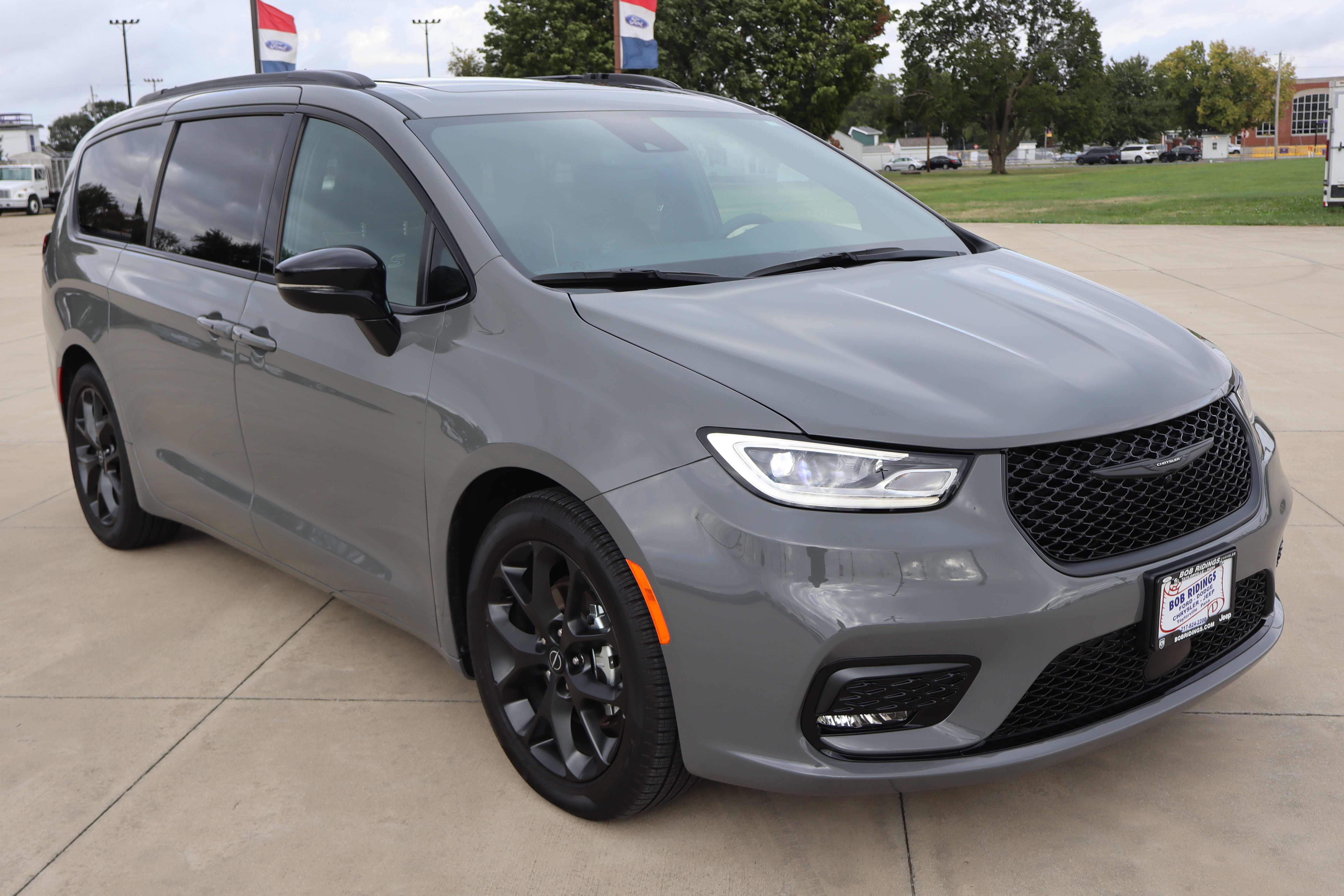 Used 2025 Chrysler Pacifica Limited FWD image 3