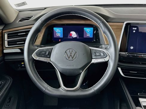 Used 2025 Volkswagen Atlas SE AWD/4WD image 18