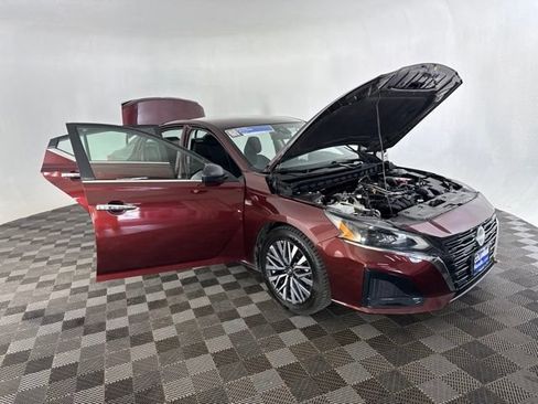 Used 2025 Nissan Altima 2.5 SV FWD image 16