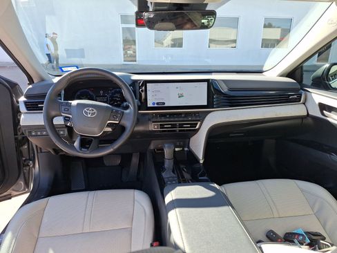 Used 2025 Toyota Camry XLE image 19