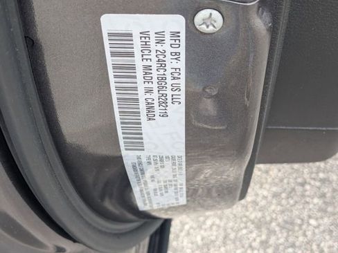 Used 2020 Chrysler Pacifica Touring-L FWD image 33