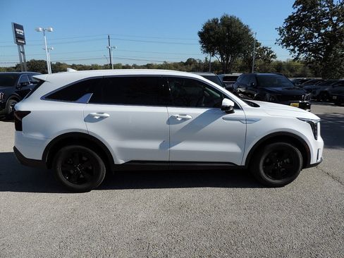 New 2025 Kia Sorento LX FWD image 4
