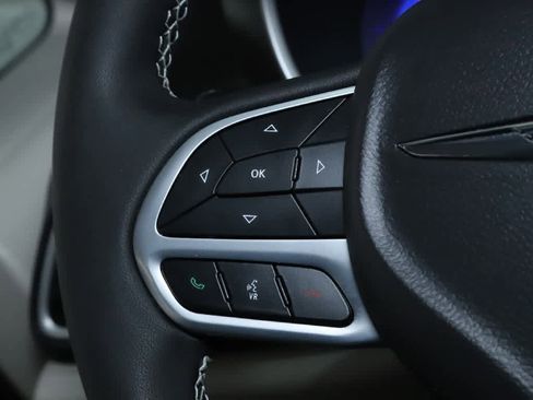 Used 2023 Chrysler Pacifica Touring-L image 22