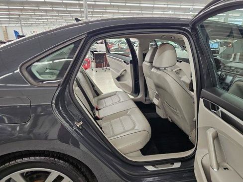 Used 2018 Volkswagen Passat 2.0T R-Line w/ R-Line Lighting Package image 33