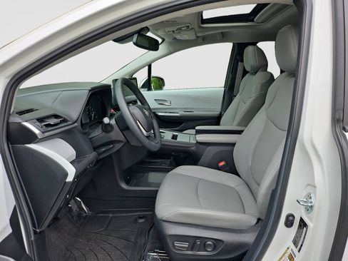 Used 2025 Toyota Sienna XLE FWD image 22