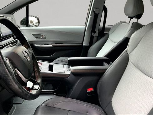 Certified 2022 Toyota Sienna XSE image 18