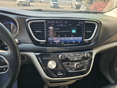 Used 2022 Chrysler Pacifica Touring-L FWD image 12