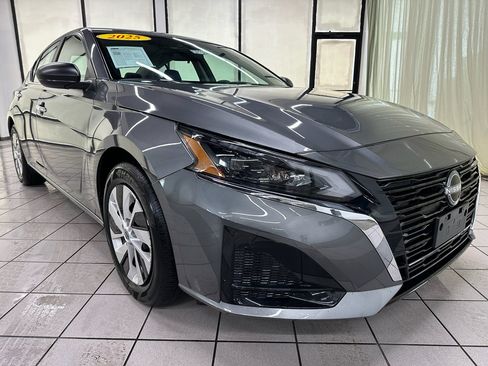 Used 2025 Nissan Altima 2.5 S FWD image 2