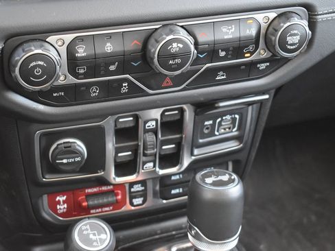 Used 2025 Jeep Wrangler Unlimited Rubicon w/ Convenience Group AWD/4WD image 12