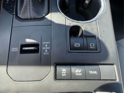 Used 2022 Toyota Highlander LE AWD/4WD image 28