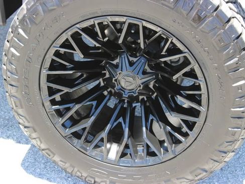 Used 2025 GMC Sierra 2500 AT4 w/ AT4 Premium Plus Package AWD/4WD image 17