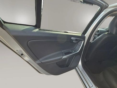 Used 2018 Volvo S60 T5 Inscription image 12