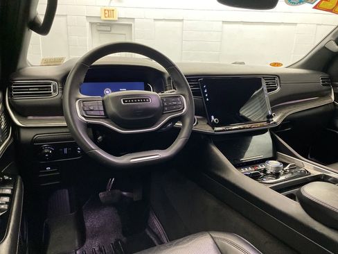 Used 2022 Jeep Wagoneer Series III AWD/4WD image 10
