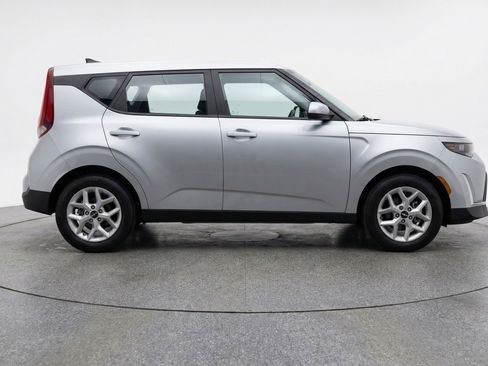 Used 2025 Kia Soul LX w/ LX Technology Package image 11