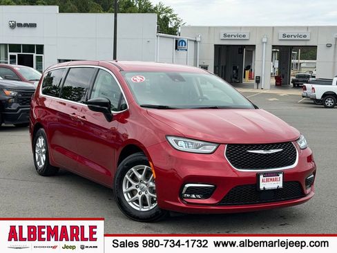 Used 2024 Chrysler Pacifica Touring-L FWD image 1