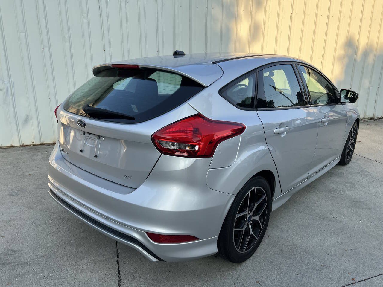 Used 2015 Ford Focus SE w/ SE Sport Package FWD image 4