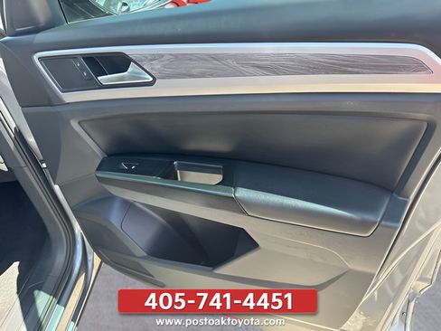 Used 2020 Volkswagen Atlas Cross Sport SE w/ Panoramic Sunroof Package FWD image 8