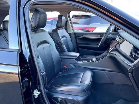 Used 2024 Jeep Grand Cherokee Limited w/ Luxury Tech Group II image 7