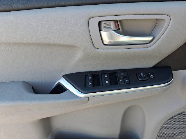 Used 2015 Toyota Camry SE w/ Moonroof Package FWD image 11
