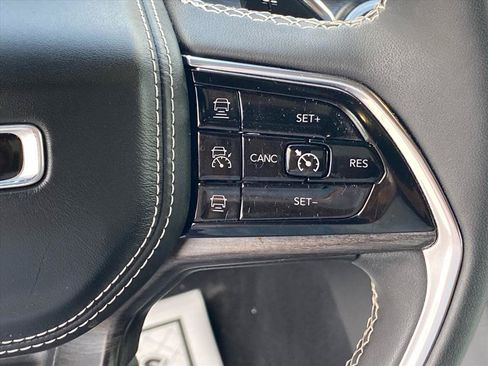 Used 2023 Jeep Grand Cherokee Overland w/ Luxury Tech Group IV AWD/4WD image 20