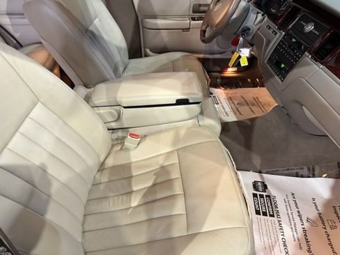 Used 2003 Lincoln Town Car Signature image 28