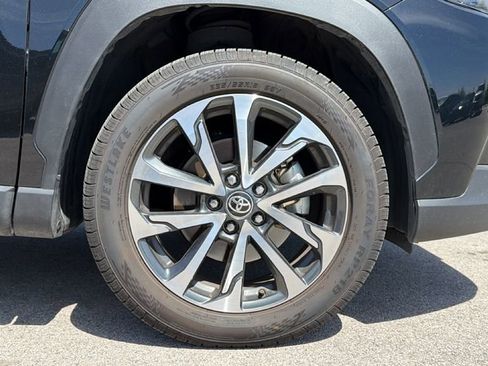 Used 2025 Toyota Corolla Cross XLE image 6