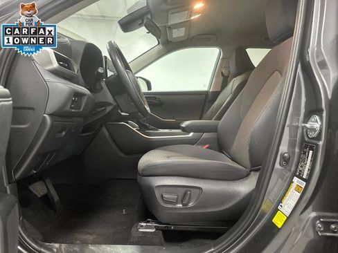 Used 2025 Toyota Highlander LE FWD image 13