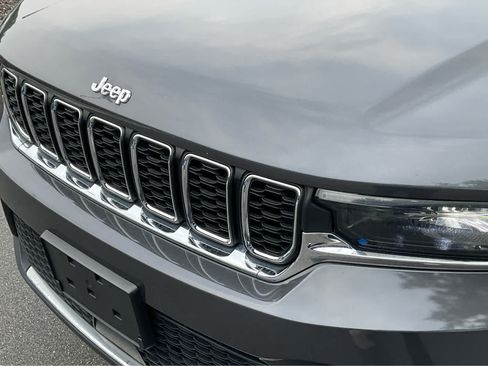 Used 2022 Jeep Grand Cherokee Laredo w/ Luxury Tech Group I RWD image 10