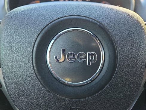 Used 2018 Jeep Grand Cherokee Laredo image 24