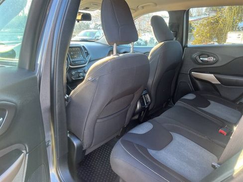 Used 2018 Jeep Cherokee Latitude AWD/4WD image 11