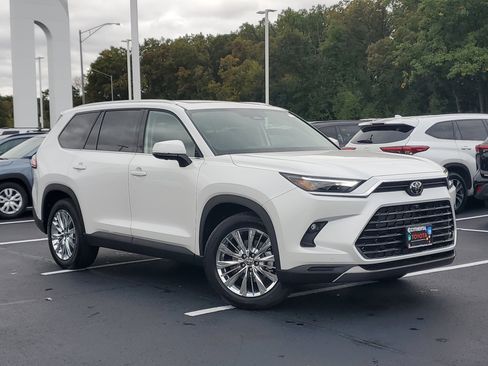 Used 2026 Toyota Grand Highlander Platinum image 2