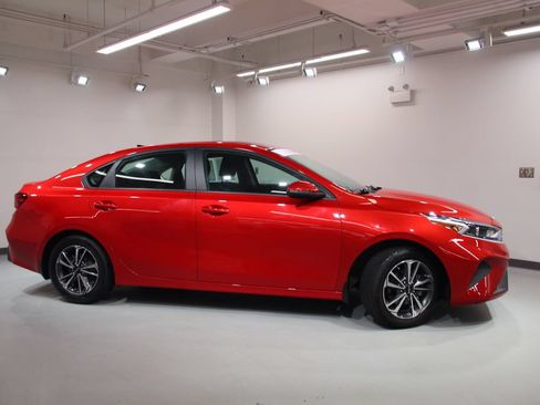 Used 2024 Kia Forte LXS w/ LXS Technology Package FWD image 11