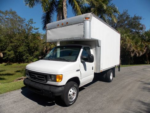 Used 2003 Ford E-350 and Econoline 350 Super Duty image 2