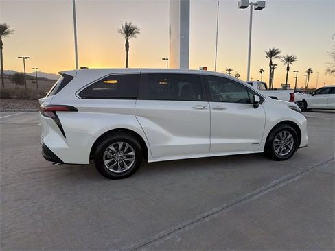 Certified 2021 Toyota Sienna XLE image 4