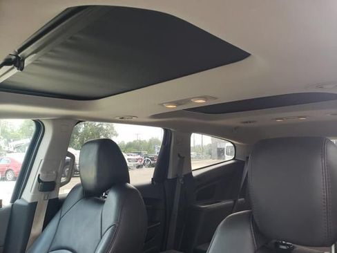 Used 2011 Chevrolet Traverse LT FWD image 24