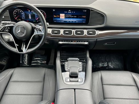 Used 2025 Mercedes-Benz GLS 450 4MATIC image 3
