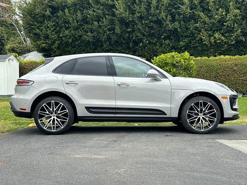Certified 2024 Porsche Macan AWD/4WD image 9