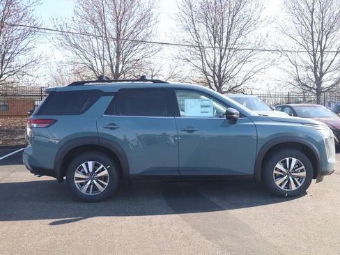 New 2026 Nissan Pathfinder SL image 4