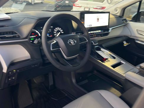 New 2026 Toyota Sienna XLE image 18
