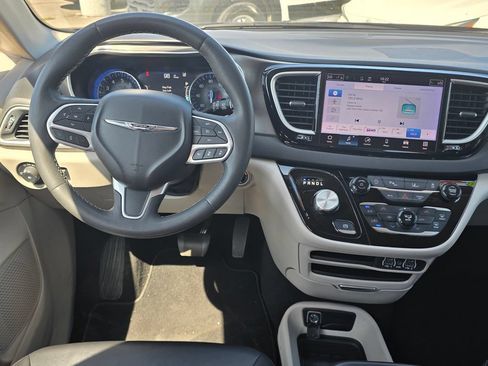 Certified 2024 Chrysler Pacifica Touring-L FWD image 19