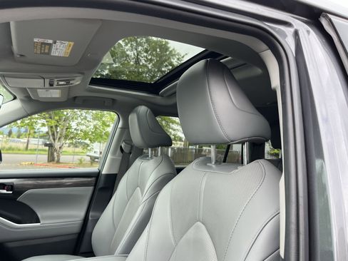 Used 2021 Toyota Highlander Limited AWD/4WD image 19
