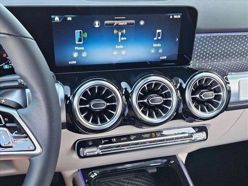 Used 2025 Mercedes-Benz GLB 250 image 12