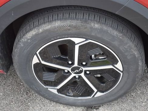 Used 2024 Kia Niro EX FWD image 11