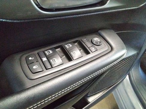 Used 2025 Chrysler Pacifica Select image 32