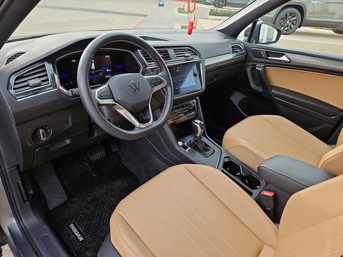 Certified 2022 Volkswagen Tiguan SE image 11